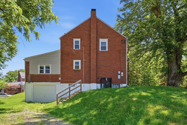 Building Photo - 624 Elm Dr