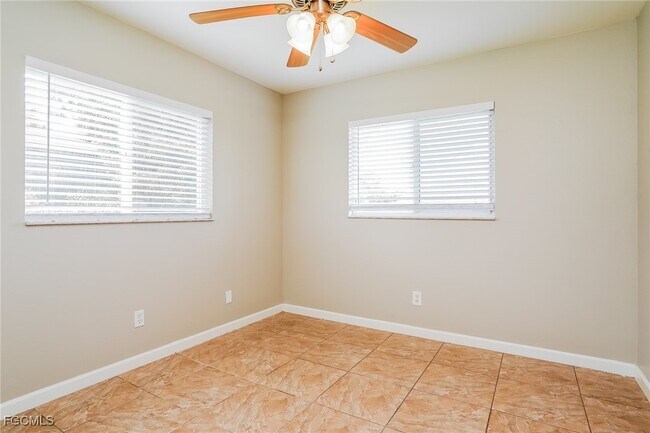 Building Photo - 2214 SW 2nd Ct