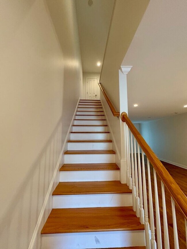Building Photo - Desirable Two-story Lake Palmetto Townhouse
