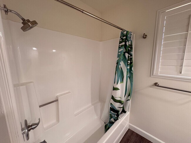 Building Photo - ***MOVE-IN SPECIAL*** AVAILABLE NOW! 2 Bedroom 2 bathroom upstairs unit located in Ontario