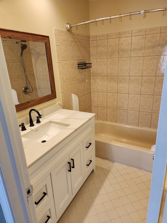 Building Photo - 552 Mendon Rd