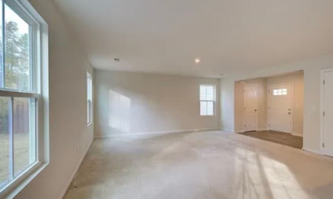 Building Photo - Spacious 4/2.5 Move In Ready Now
