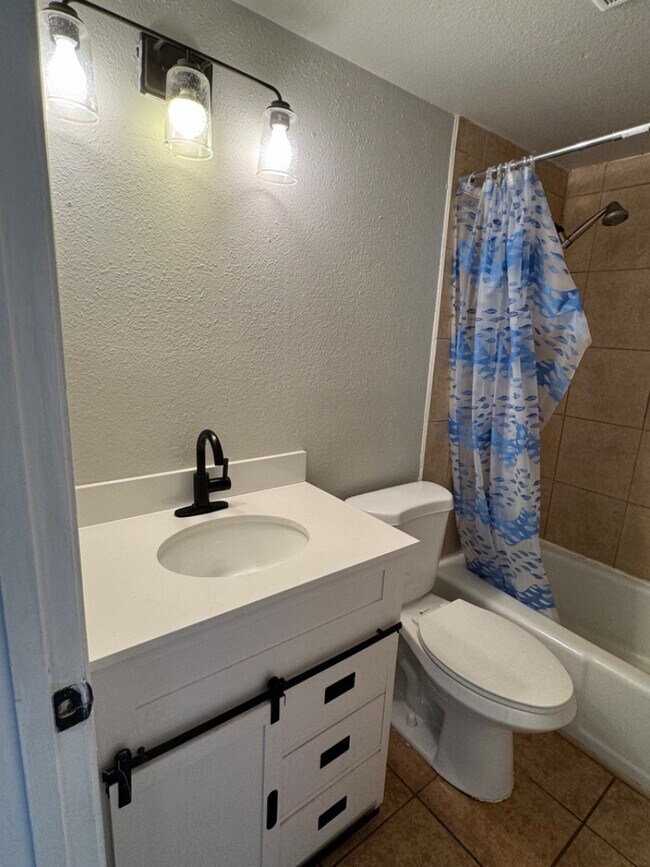 Building Photo - 936 San Pedro Dr SE