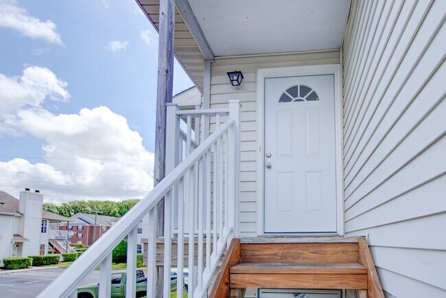 Building Photo - 2 Bedroom, 2 Bath Updated Condo, Newpointe...