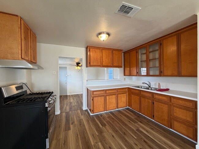 Building Photo - THREE BEDROOM ONE BATH HOME