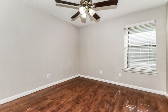 Building Photo - 4017 Dorchester Dr