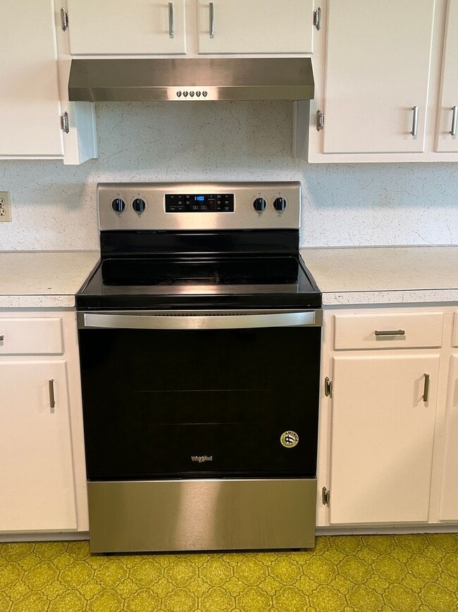 Building Photo - 3-bedroom, 1.5-bath in the MacArthur Schoo...