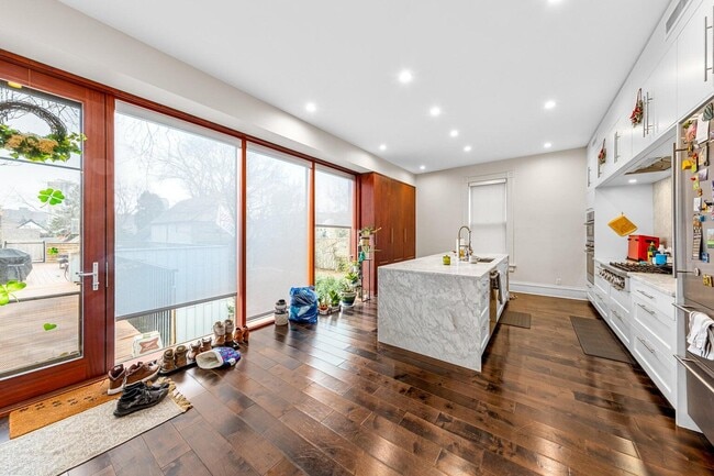 Building Photo - 1730 N Franklin Pl