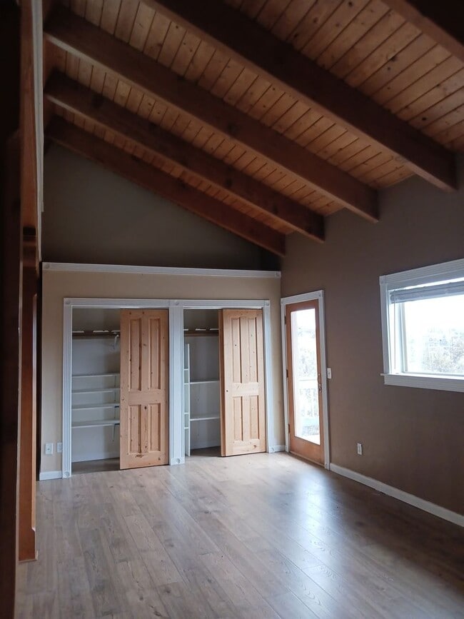 Building Photo - Beautiful Unique 4 Bedroom home with a loft & 3 full bathrooms! Move In Special $500 off first mo...