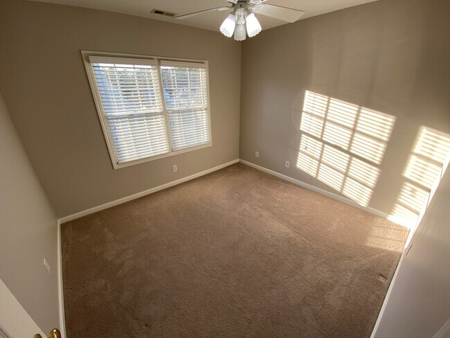 Building Photo - Room in House on College Ave