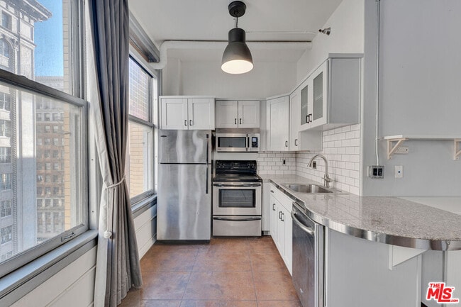 Building Photo - 215 W 7th St
