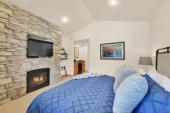 Building Photo - 5176 Fairview Loop