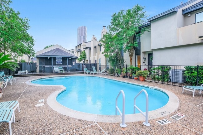 Building Photo - 1112 Bering Dr