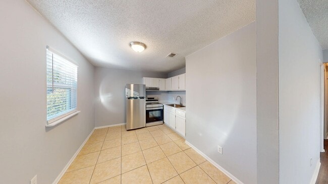 Building Photo - 2Bed/ 1 Bath Apartment Available NOW in Jacksonville!