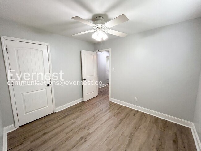 Building Photo - 3 Bed/2.5 Bath Home with Garage / Pet-Friendly / Available Now!
