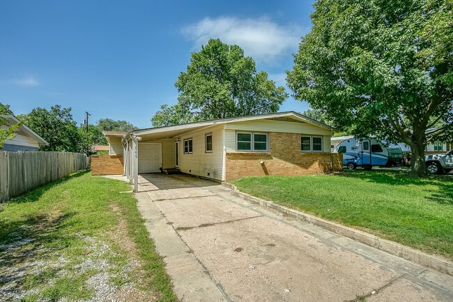 Building Photo - 545 Riverview Ave