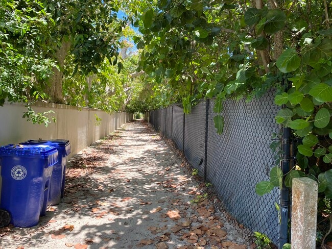 Building Photo - 956 Tulip Ln