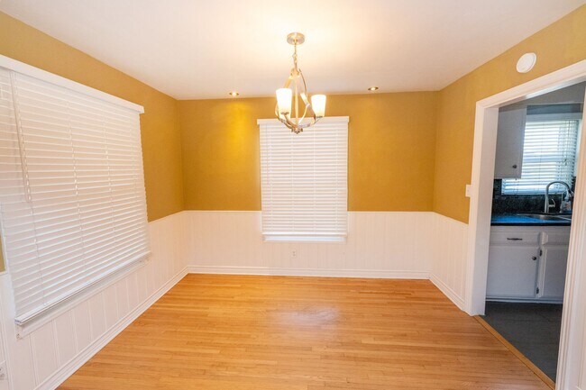 Building Photo - 3BR/2BA home with bonus room & additional ...