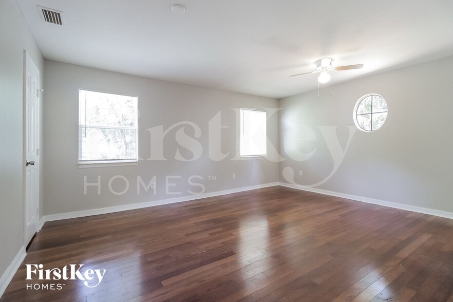 Building Photo - 510 Iris Rd