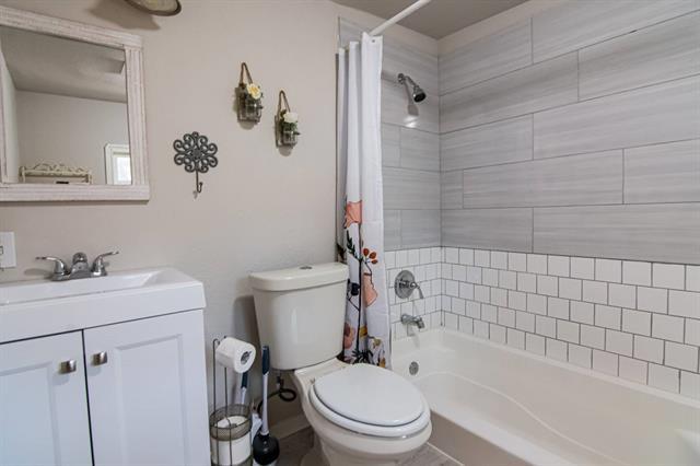 Building Photo - 701 N Pecan St