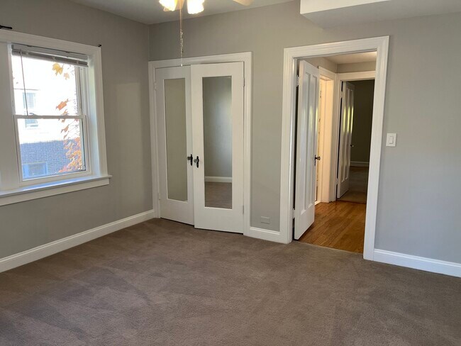 Building Photo - 8906 Ewing Ave