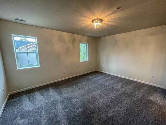 Building Photo - 3 Bed 2.5 Bath 2 Car Garage 1493sf Low maintenance yards. Prime Location.