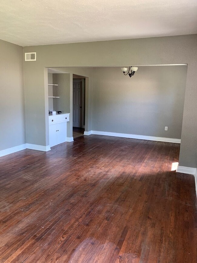 Building Photo - 3 Bedroom home with a bonus room