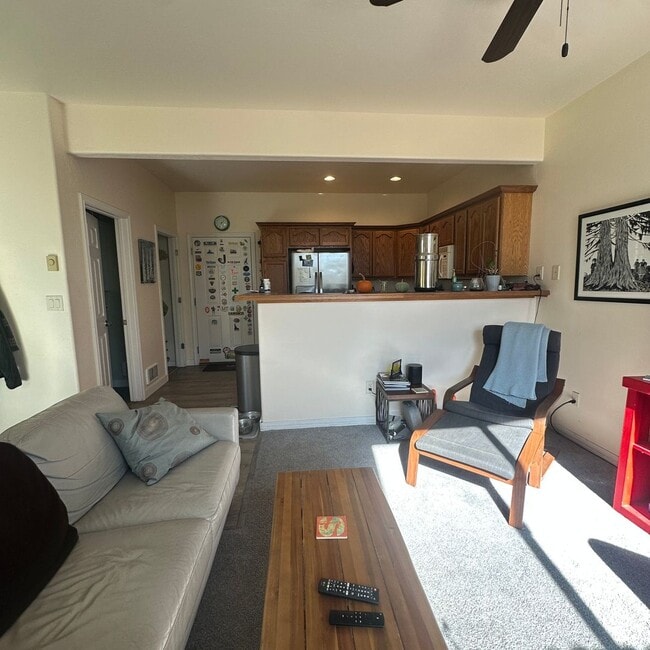 Building Photo - Spacious  3 bedroom 2.5 bathroom townhouse