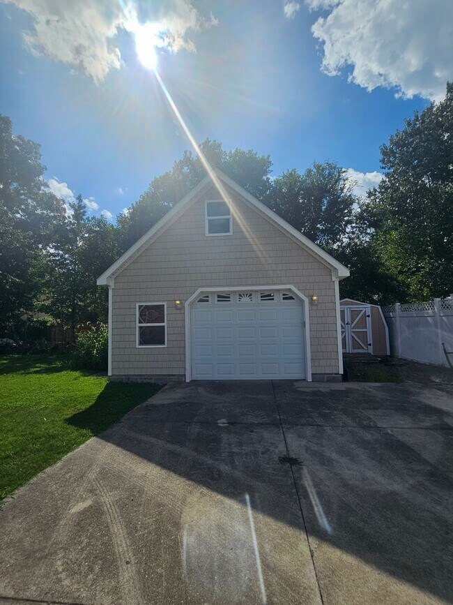 Building Photo - 1068 Sharon Dr
