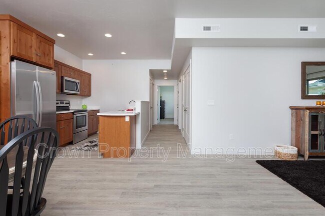 Building Photo - 207 Sawyer Ln