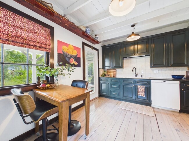 Building Photo - COMING SOON! Charming Cottage in the Center of Town