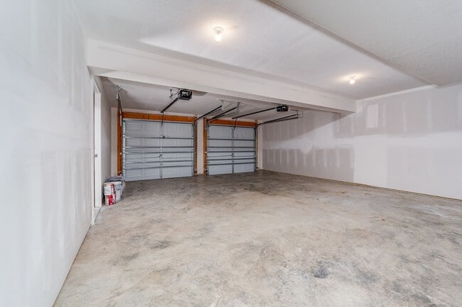 Building Photo - Move-In Ready 4-Bedroom Beauty with Modern...