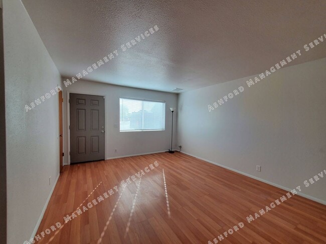 Building Photo - ***MOVE IN SPECIAL*** 3 BEDROOM HOME WITH HUGE BACKYARD/GARDEN AREA*LANDSCAPING INCL