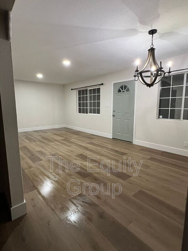 Building Photo - 786 E North Way