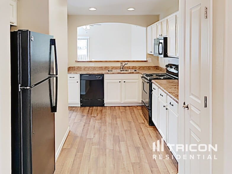 Building Photo - 30568 N Zircon Dr