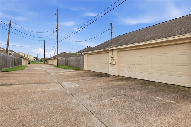 Building Photo - 1149 Green Meadow St