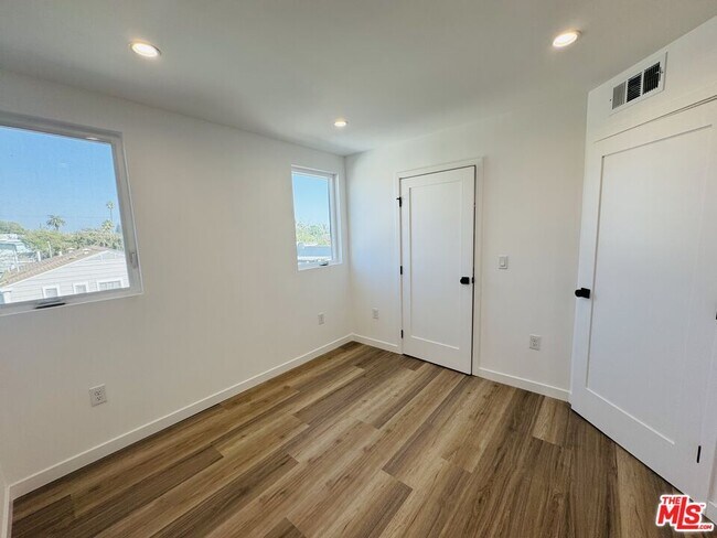 Building Photo - 231 E 85th St