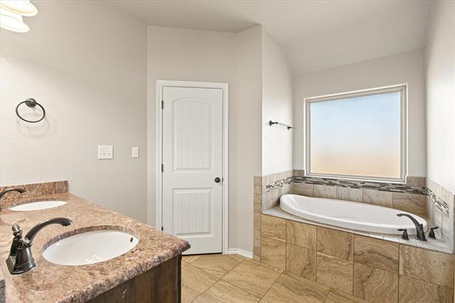 Building Photo - 9128 Parkview Cir