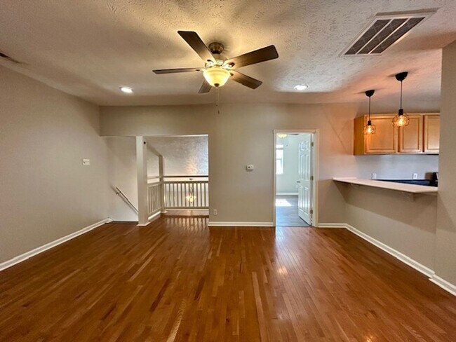 Building Photo - Beautiful 2 Bedroom 1 Bathroom Upper Unit in Fountain Square