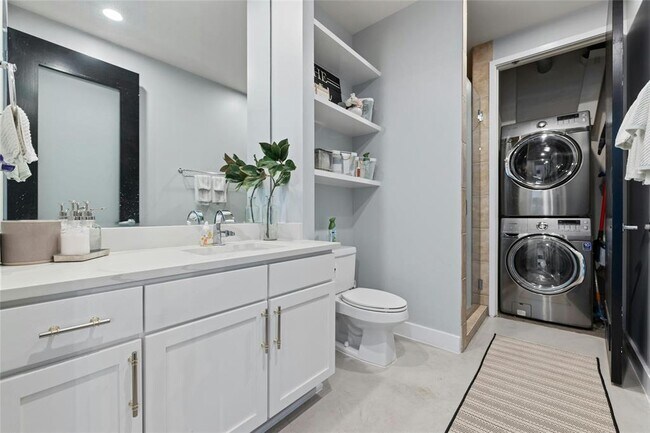 Building Photo - 800 W 5th St