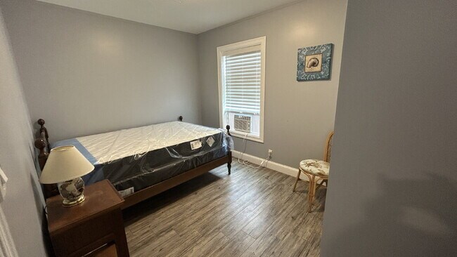 Building Photo - A rare find! Quiet country living in a single-level, 3 bed/2 bath home in Kennebunk!