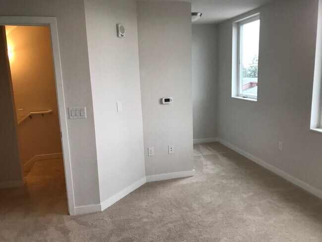 Building Photo - Newer 2 bed / 2.5 bath condo in Bryant Heights.