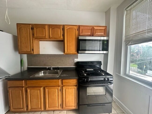 Building Photo - 1 Bedroom & Den 3659 Cottage Ave