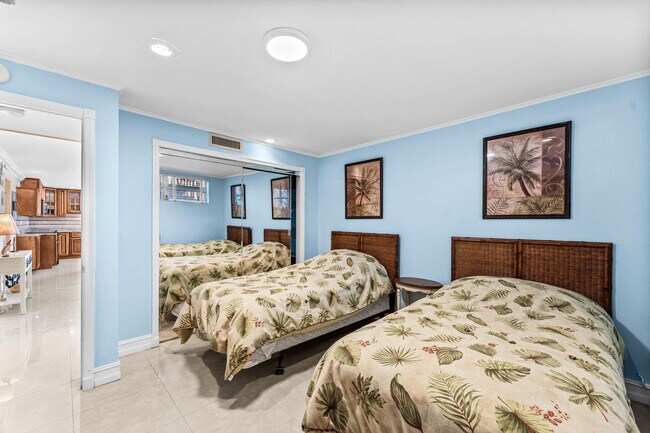 Building Photo - 1166 Hillsboro Mile