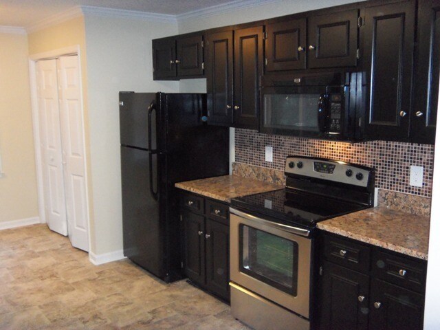 Building Photo - **AVA. 10/1, Possibly Sooner!** 3BR/2BA We...