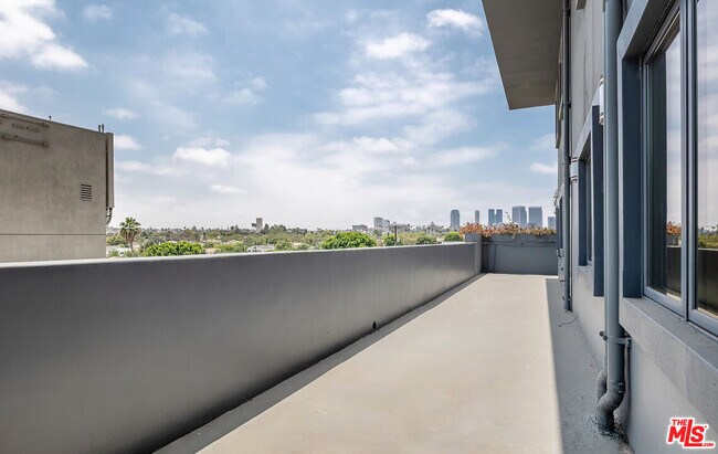 Building Photo - 930 S Robertson Blvd