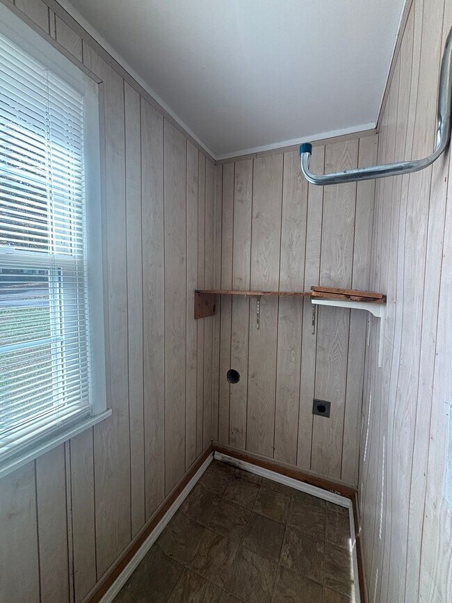 Building Photo - Updated 3bd/2bth home with Remodeled Maste...