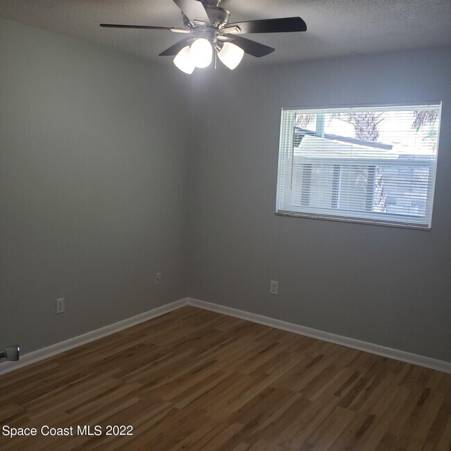 Building Photo - 990 Butia St