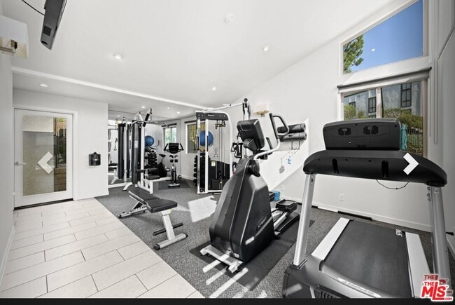 Building Photo - 1650 Palisades Dr