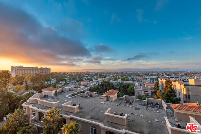 Building Photo - 13700 Marina Pointe Dr